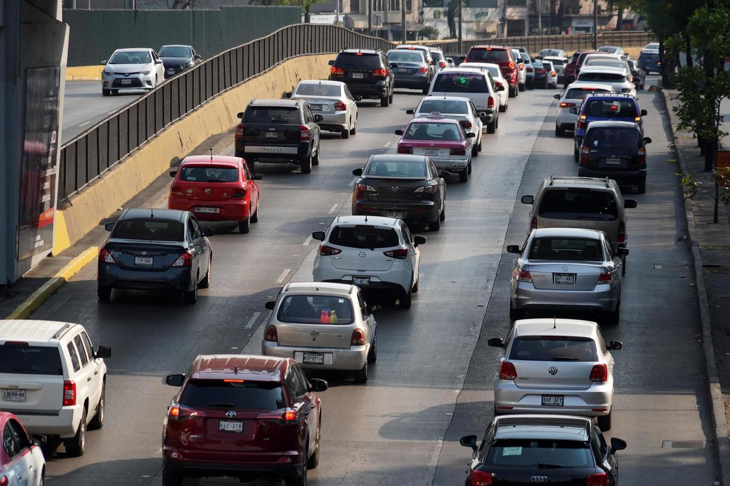 Mexico stad, Mexico - februari 3 2019 - Mexicaans metropolis hoofdstad overbelast verkeer foto