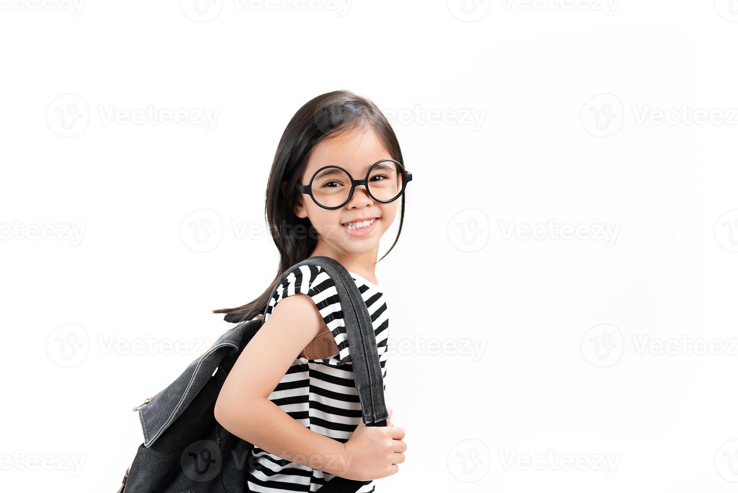 weinig kind meisje dragen rugzak foto