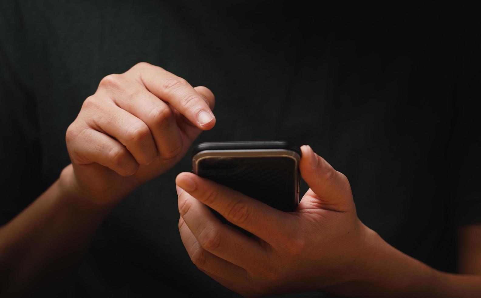 man's hand- gebruik makend van een mobiel telefoon browsen mobiel apparaat appjes, lezing nieuws, chatten of boodschappen doen online, zoeken informatie in internetten, Holding smartphone, internet bedrijf, digitaal afzet foto