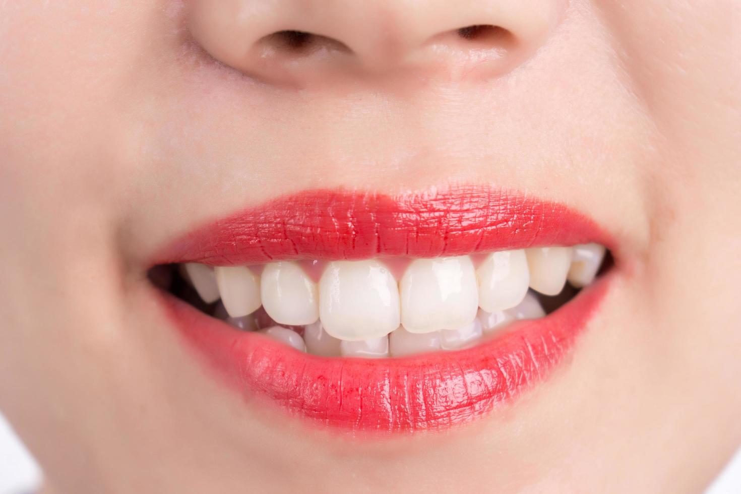 dichtbij omhoog van glimlachen mond roze lippen foto