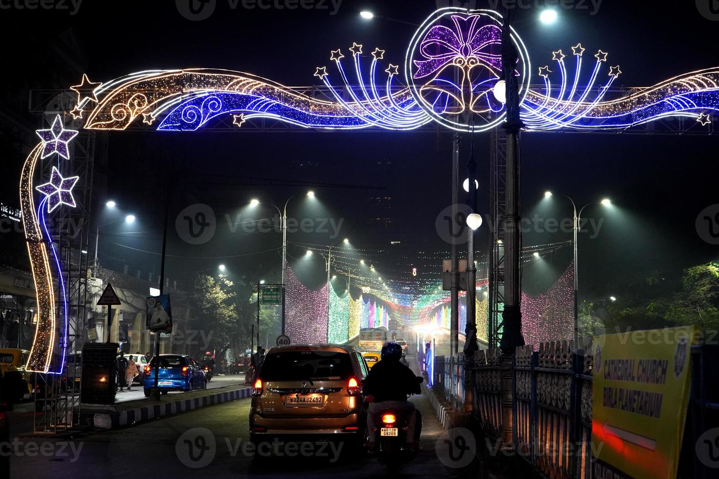 kolkata straat versierd met kleurrijk lichten voor Kerstmis viering 6 foto