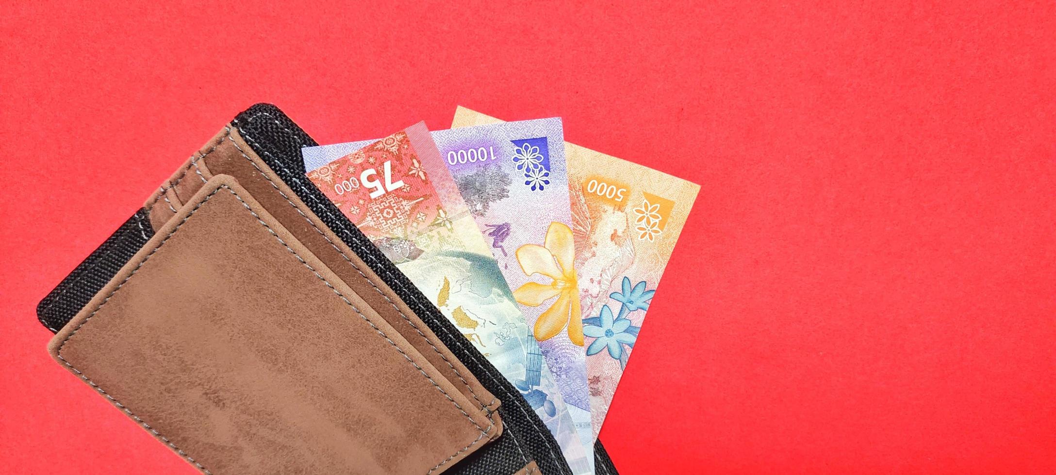 Indonesisch nieuw bankbiljetten in de portemonnee foto