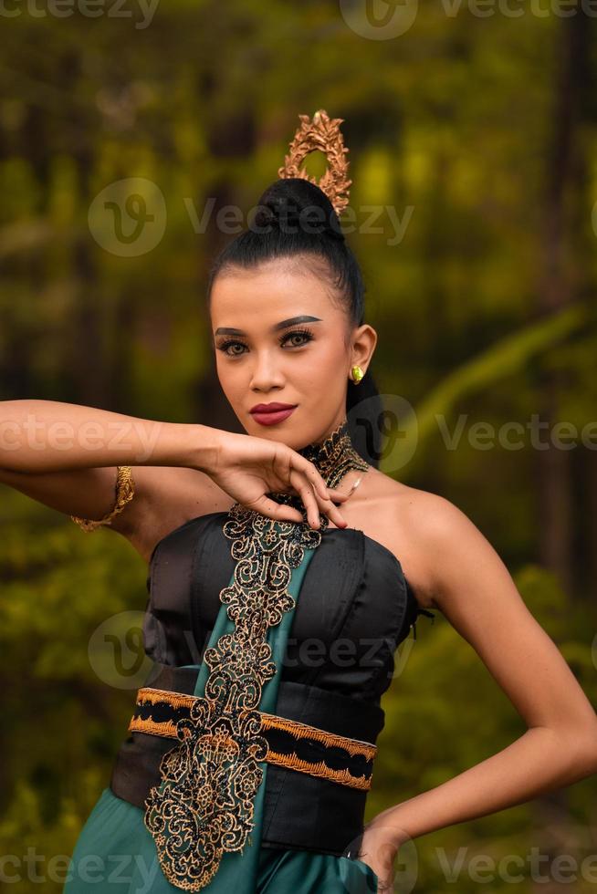 de woest gezicht van een Indonesisch vrouw vervelend bedenken Aan haar gezicht en een zwart kostuum na een dans prestatie foto