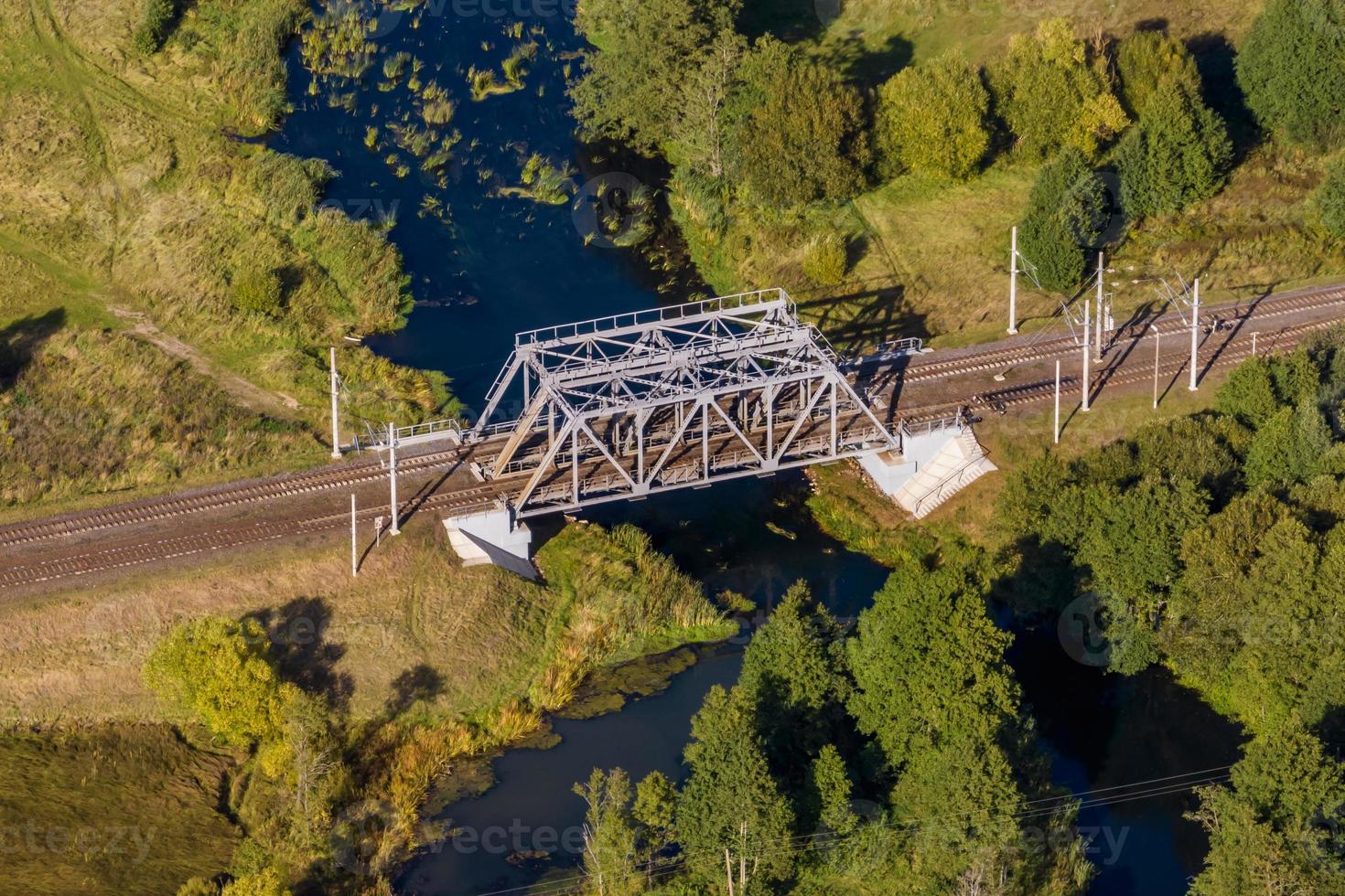 antenne panoramisch visie Aan staal kader bouw van reusachtig trein spoorweg brug aan de overkant rivier- foto
