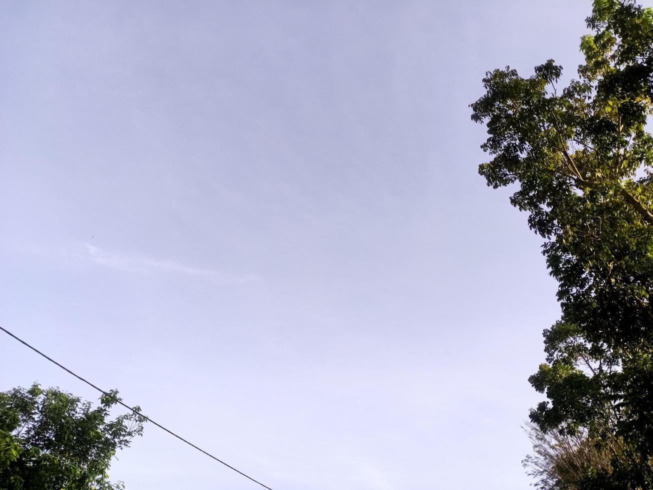 mooi natuurlijk landschap gedurende de dag, de lucht is blauw, de wolken zijn foto