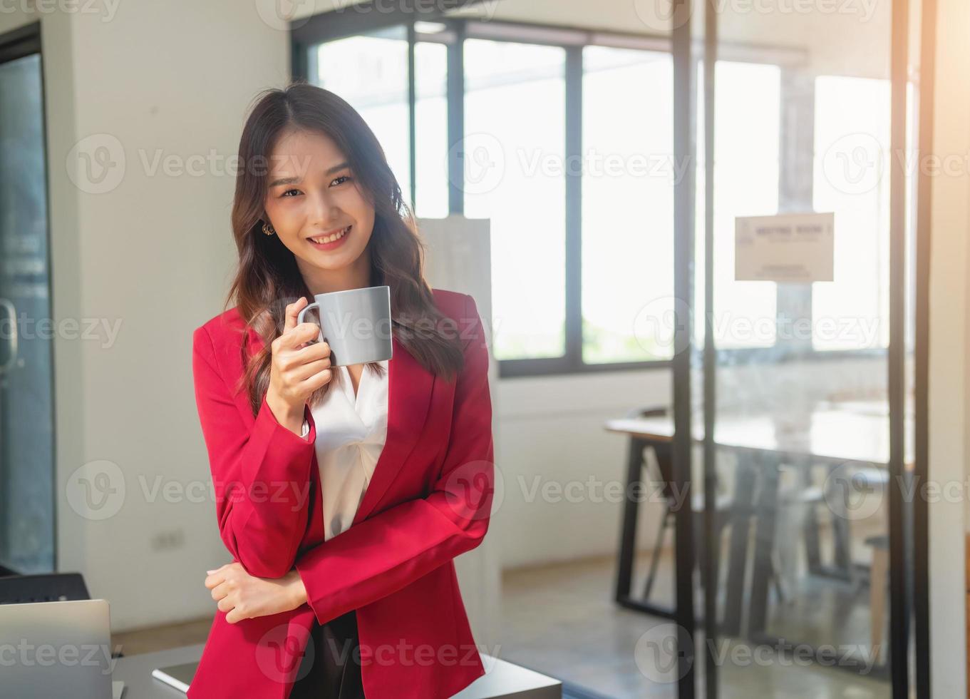 marketing, financieel, boekhouding, planning, bedrijf Dames analyseren bedrijf resultaten en winsten met diagram statistieken. gebruik een laptop computer en een rekenmachine naar berekenen de bedrijf is evenwicht. foto