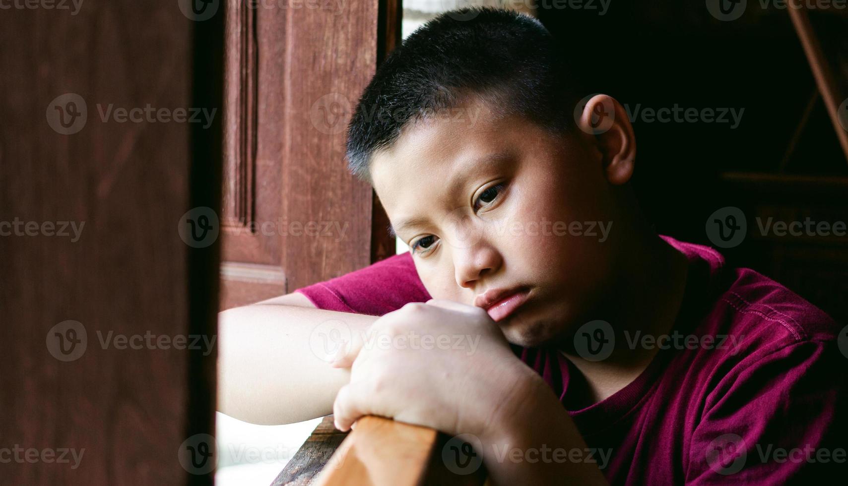 portret van een weinig Aziatisch jongen, kind verdrietig gezicht, ongelukkig kind op zoek uit, emotie verdrietig en verdrietig gezicht, depressie kinderen concept foto