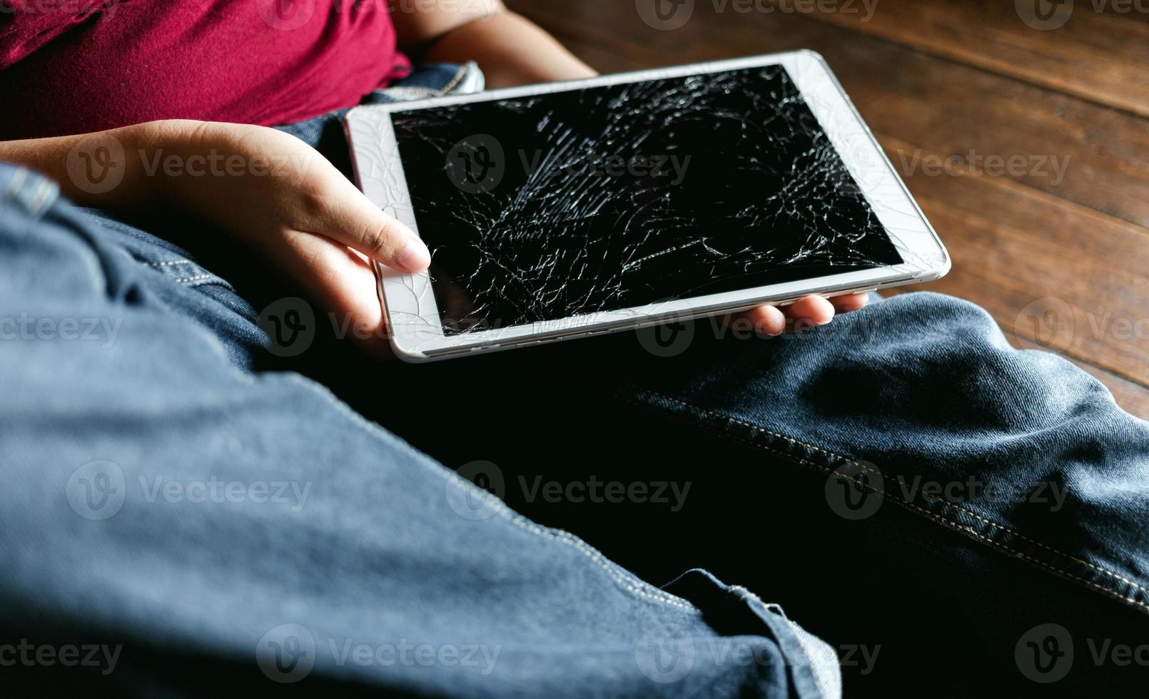 portret van een weinig Aziatisch jongen, kind verdrietig gezicht, ongelukkig kind zittend Holding gebroken tablet computer, emotie verdrietig en verdrietig gezicht, depressief kinderen concept foto