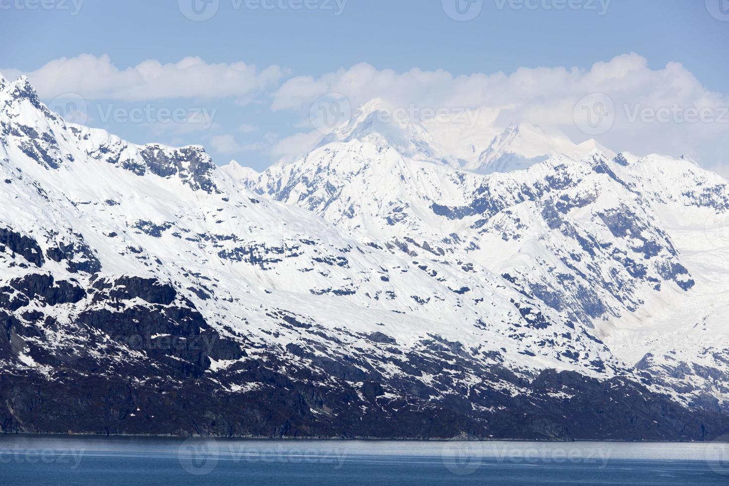 gletsjer baai nationaal park besneeuwd berg reeks foto