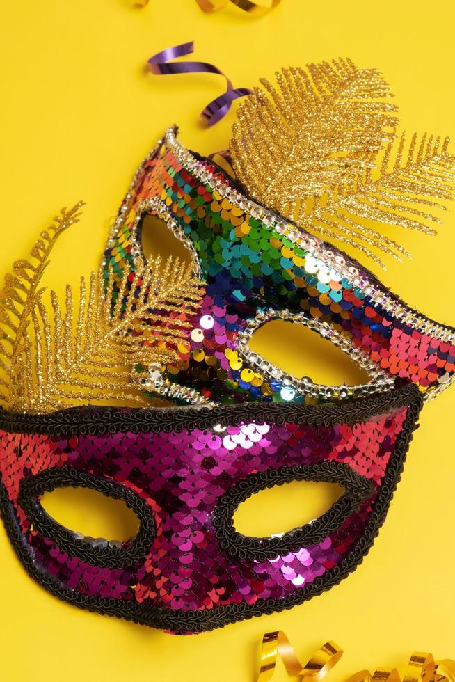 feestelijk gezicht masker voor carnaval viering of maskerade Aan gekleurde achtergrond foto
