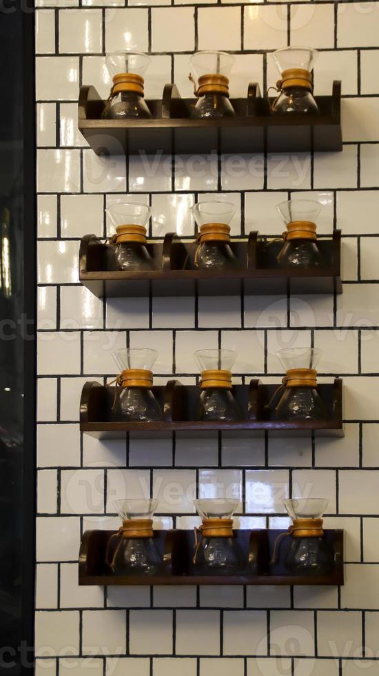 Onaangeroerd mooi Geheugen keuken plank decoratie vol van glas vaas houder net zo interieur idee Bij  de koffie winkel, huis keuken, of openbaar restaurant. 18788805 stockfoto  bij Vecteezy
