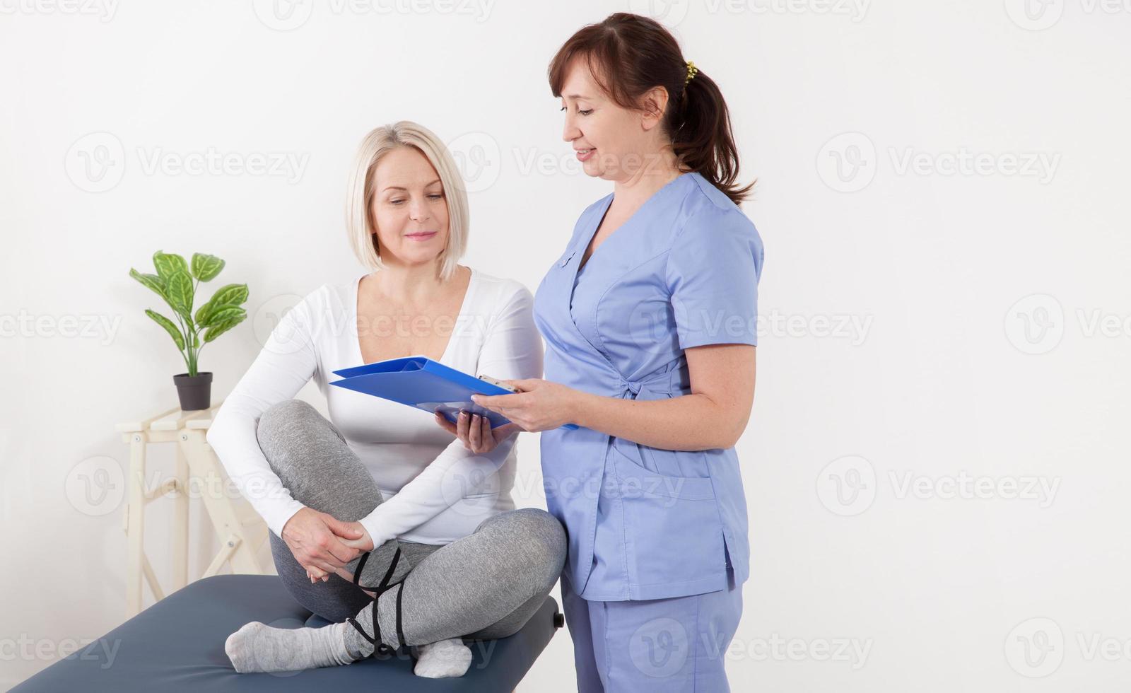 vrouw geduldig en dokter hebben overleg in ziekenhuis foto