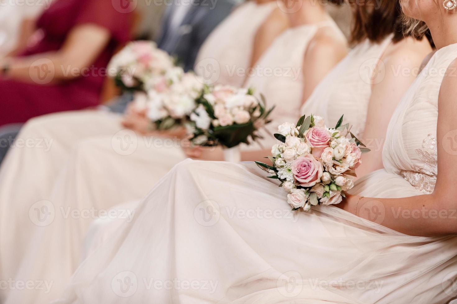 dichtbij omhoog van naakt bruidsmeisjes jurken, bloem boeketten, modern en modieus jurken zittend Aan bruiloft ceremonie. bruiloft dag. hoog kwaliteit foto