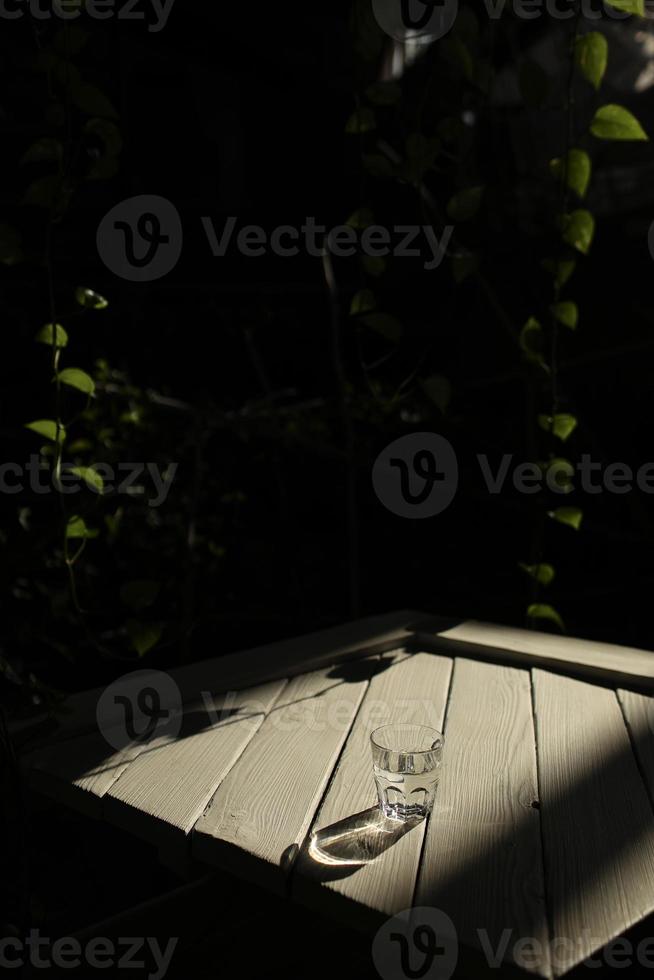 Doorzichtig water in een Doorzichtig glas tegen. gezond voedsel en milieuvriendelijk vriendelijk natuurlijk water. een glas van water Aan een houten tafel. foto