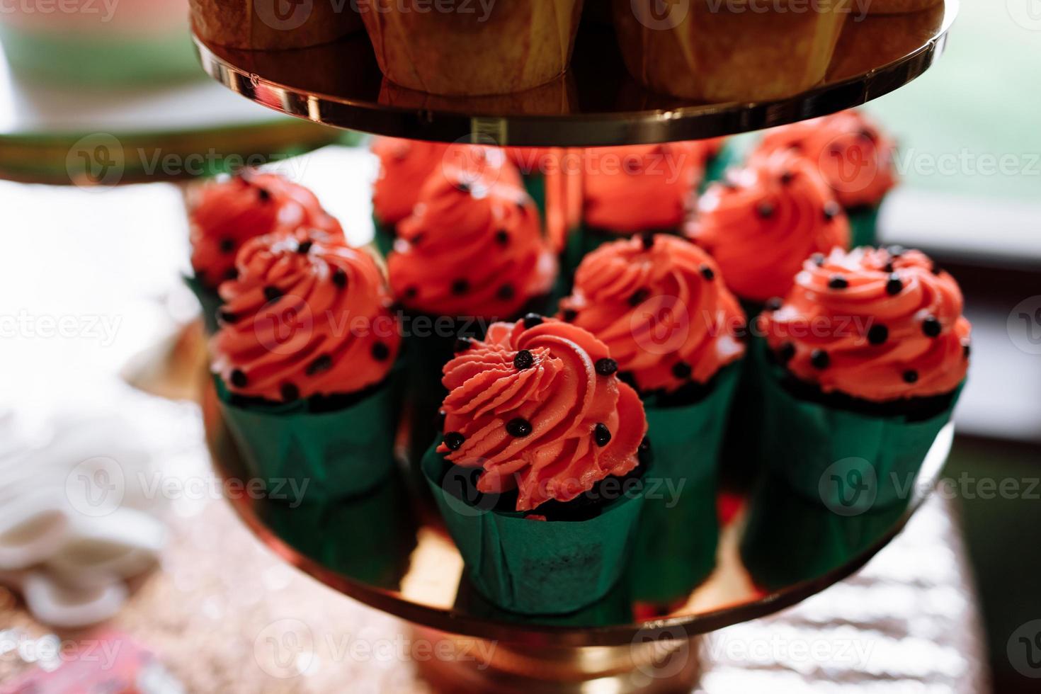 verjaardag spannend horeca, tafel met modern toetjes, cupcakes, snoepgoed met vruchten. heerlijk snoep bar Bij duur verjaardag feest. ruimte voor tekst. baby douche. vakantie viering foto