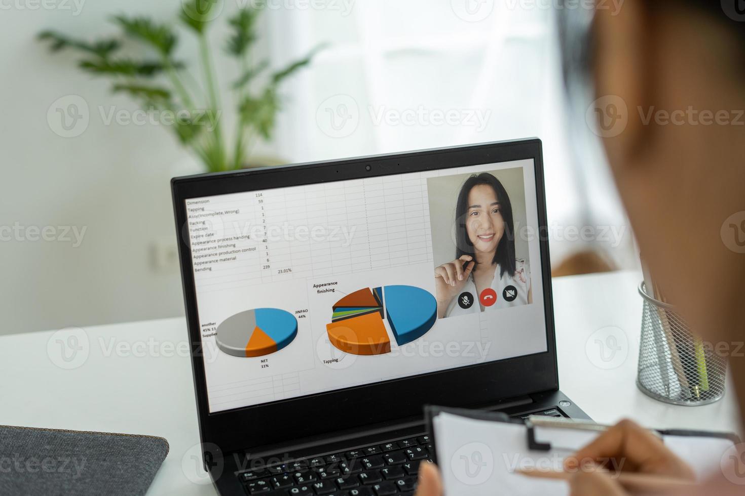 Aziatisch Dames gebruik computers naar babbelen online met teams door video vergaderen. computer verbindt naar de internet naar werk met collega's en raadplegen werk plannen. modern technologie en communicatie. foto