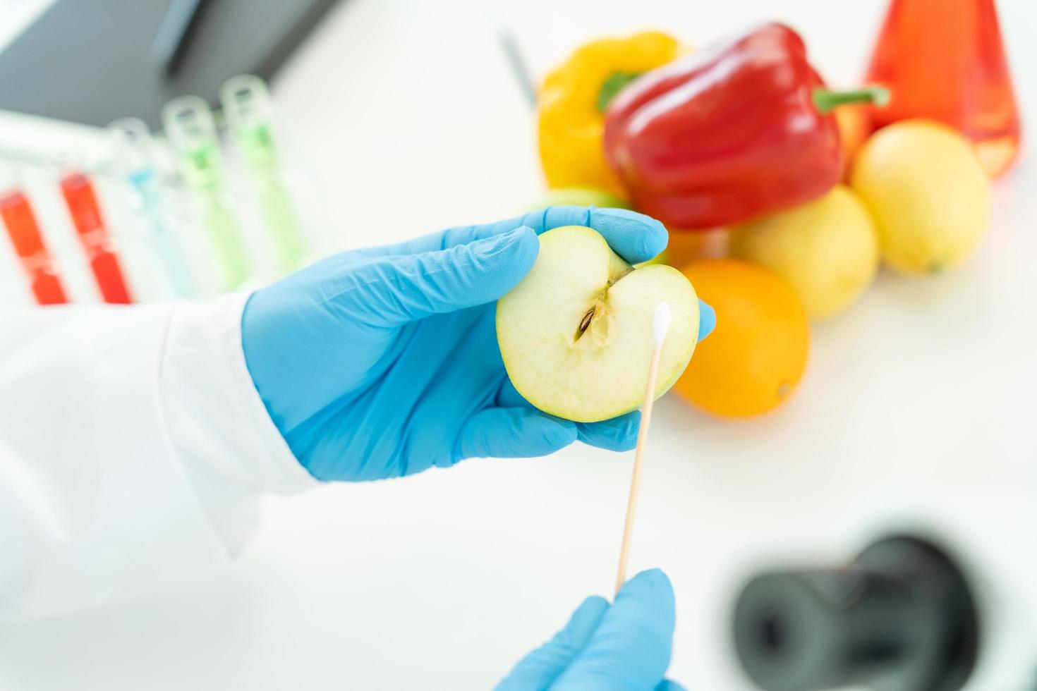 wetenschapper controleren chemisch voedsel residuen in laboratorium. controle experts inspecteren kwaliteit van fruit, groenten. laboratorium, gevaren, rohs, vind verboden stoffen, besmetten, microscoop, microbioloog foto