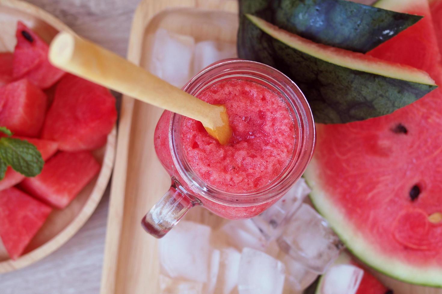 verkoudheid en vers watermeloen smoothie. drinken voor zomer en mooi zo Gezondheid. foto