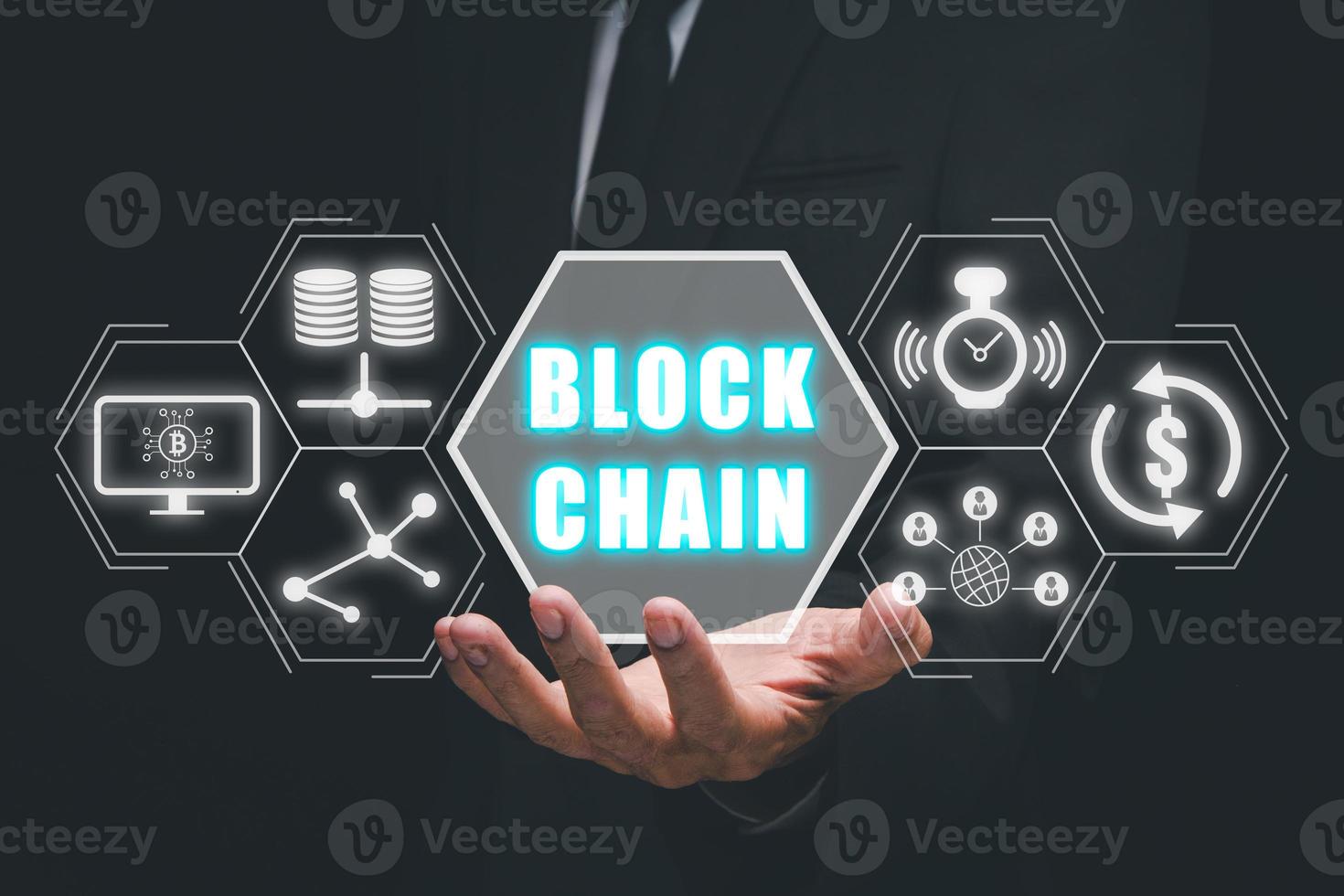 blockchain technologie concept, zakenman hand- Holding blockchain icoon Aan virtueel scherm, FinTech concept met versleuteld grootboek blokken geketend. foto