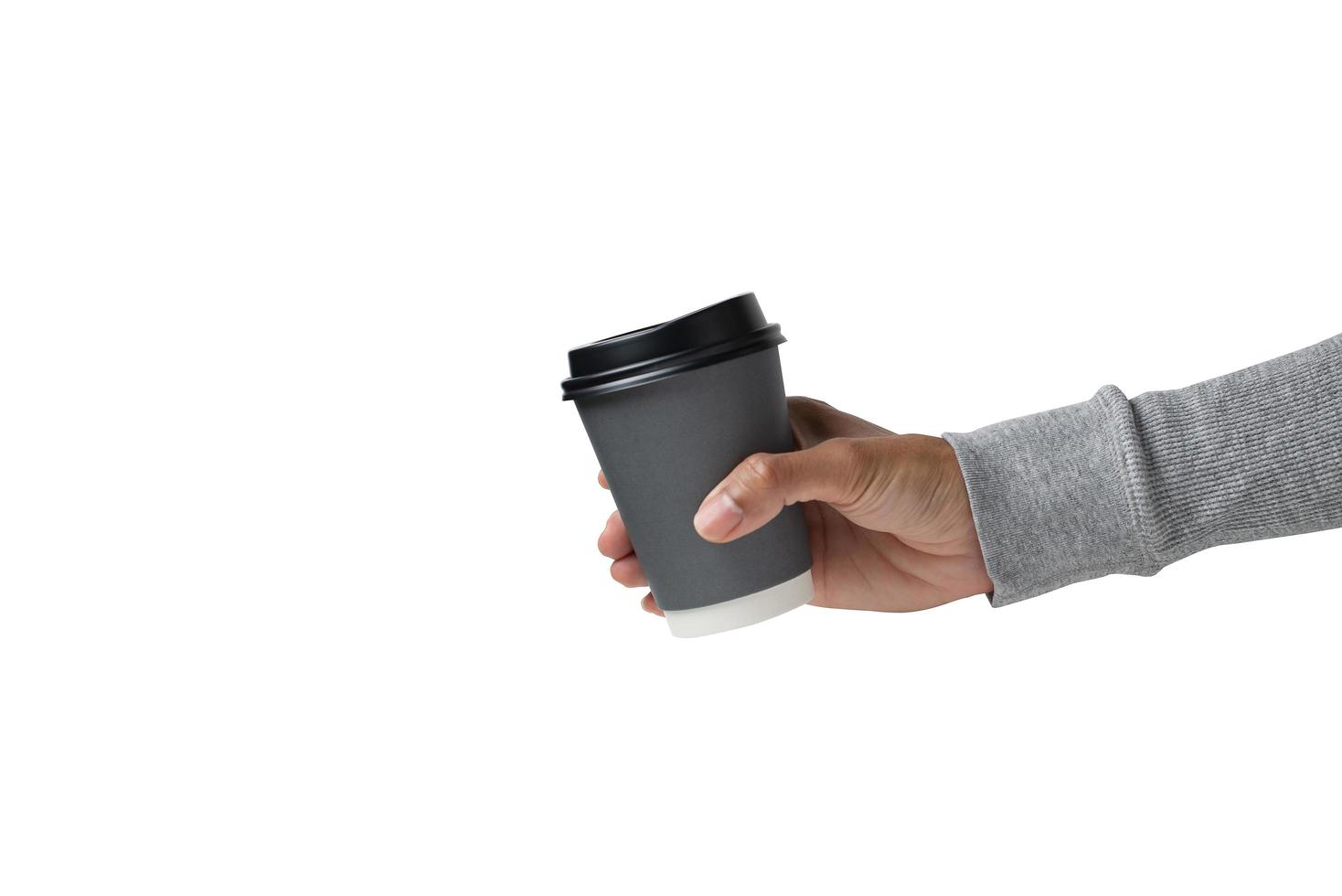 handen Holding een heet koffie kop Aan wit achtergrond foto