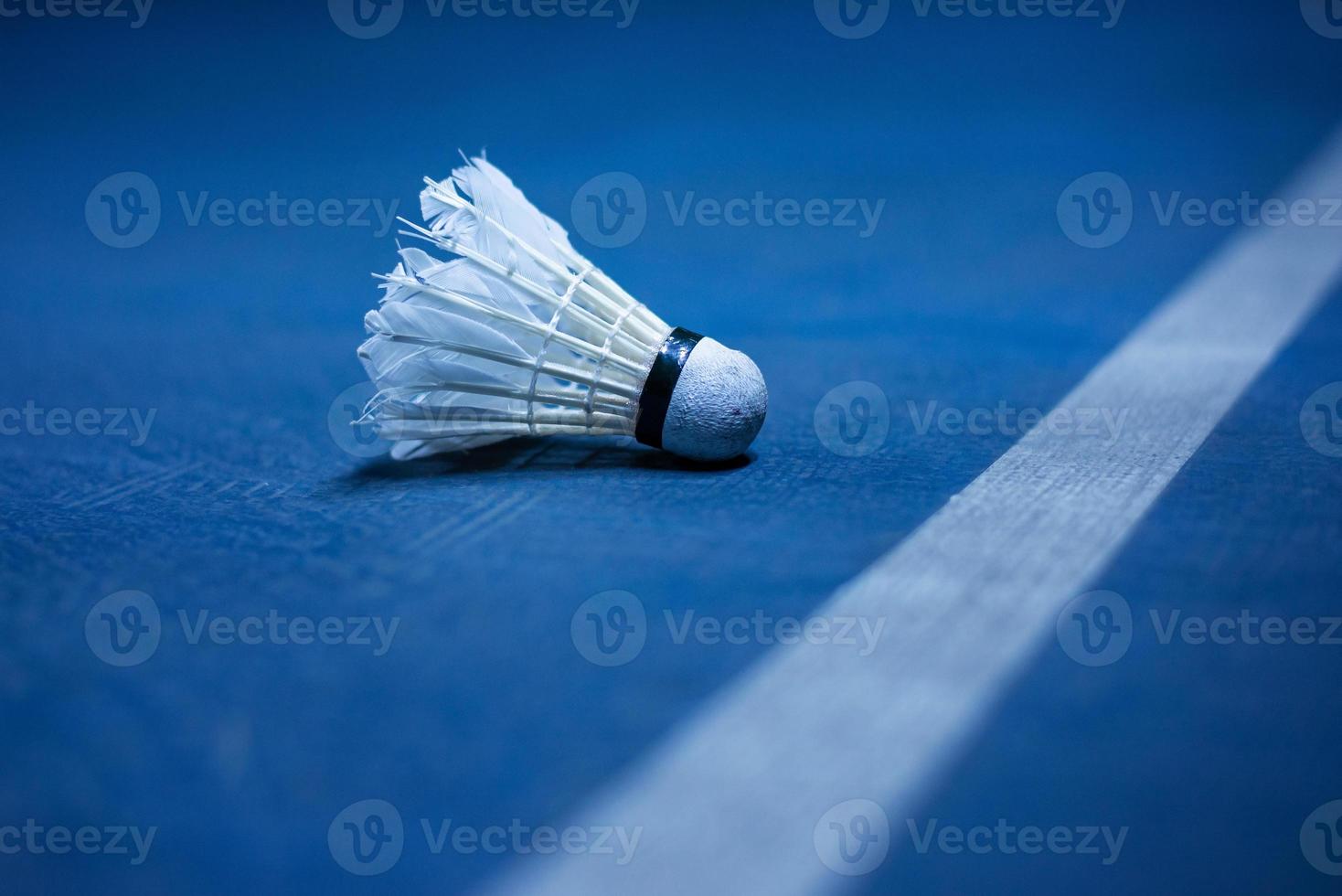 badminton bal in de buurt de badminton rechtbank lijn foto