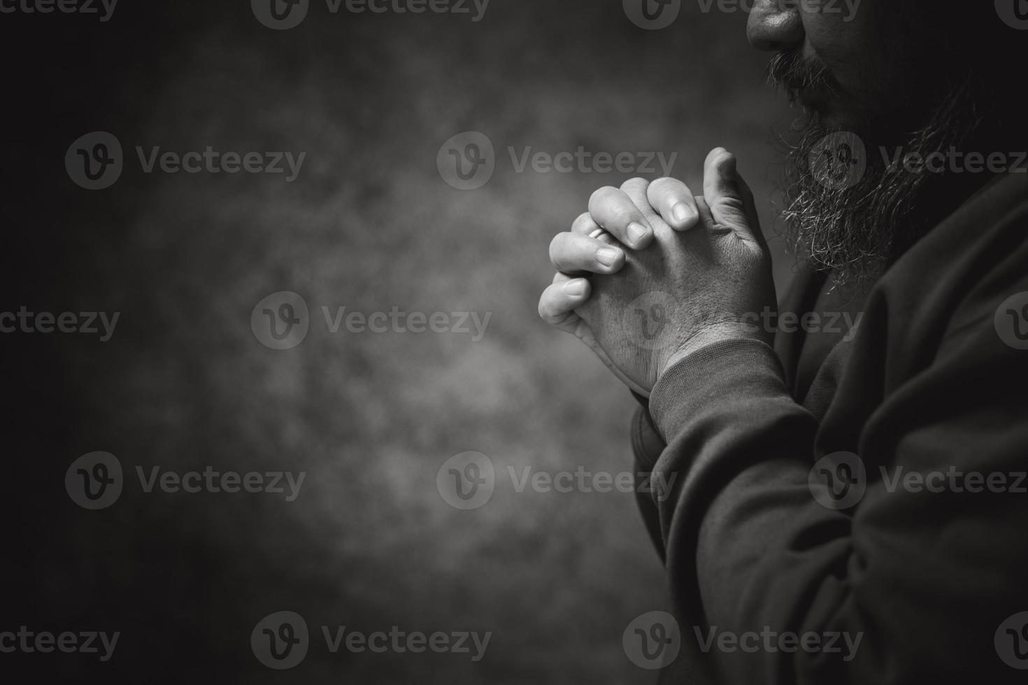 handen gevouwen in gebed Aan in kerk concept voor vertrouwen, geestelijkheid en geloof, Mens bidden in de ochtend. Mens hand- met bidden god. persoon christen mannen wie hebben geloof in Jezus aanbidden in donker. foto