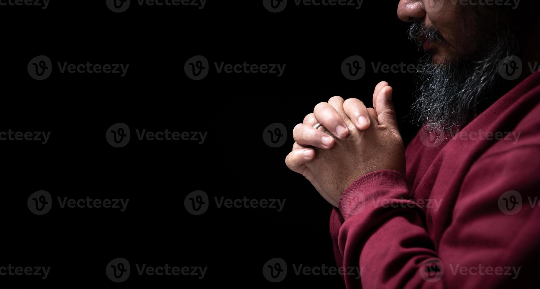 handen gevouwen in gebed Aan in kerk concept voor vertrouwen, geestelijkheid en geloof, Mens bidden in de ochtend. Mens hand- met bidden god. persoon christen mannen wie hebben geloof in Jezus aanbidden in donker. foto