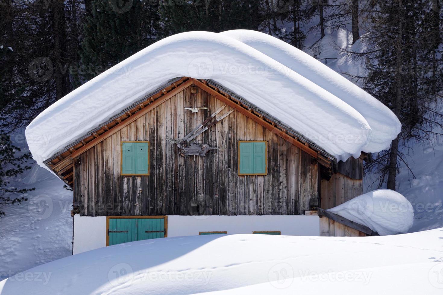 hout cabine hut in de winter sneeuw achtergrond foto