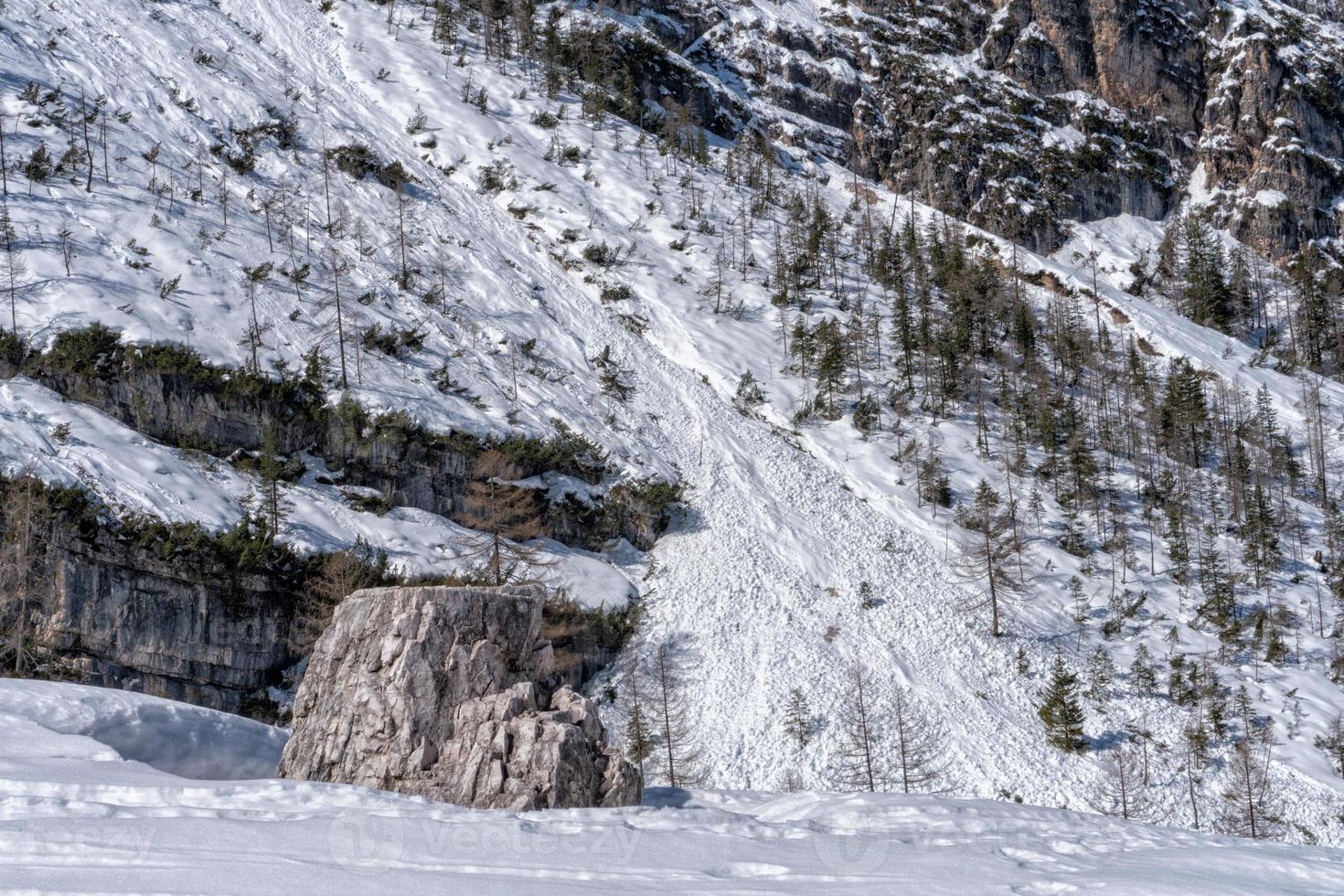 lawine sneeuw glijbaan in dolomieten bergen foto