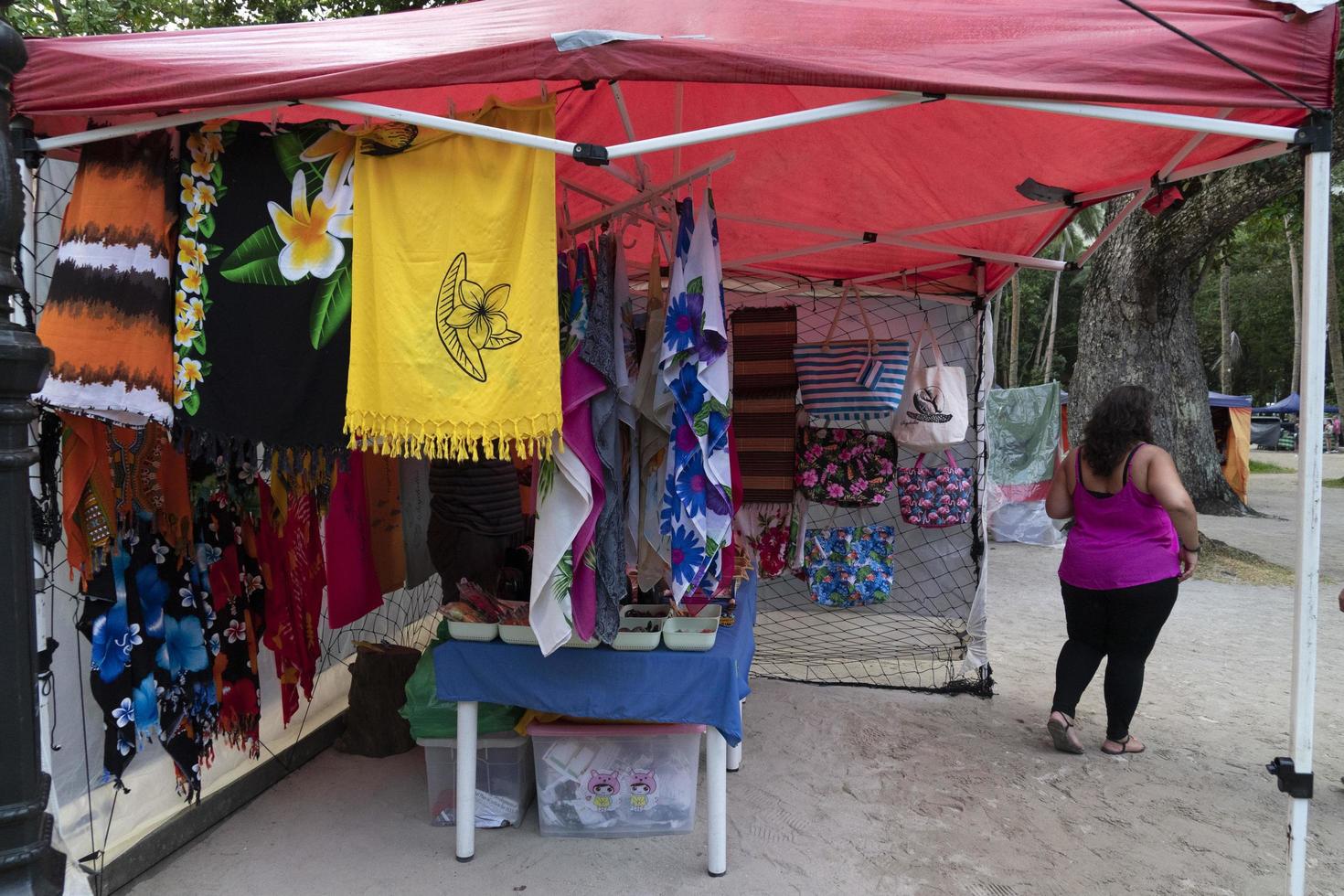 mahe, Seychellen - augustus 13 2019 - jong creools mensen Bij lokaal markt foto