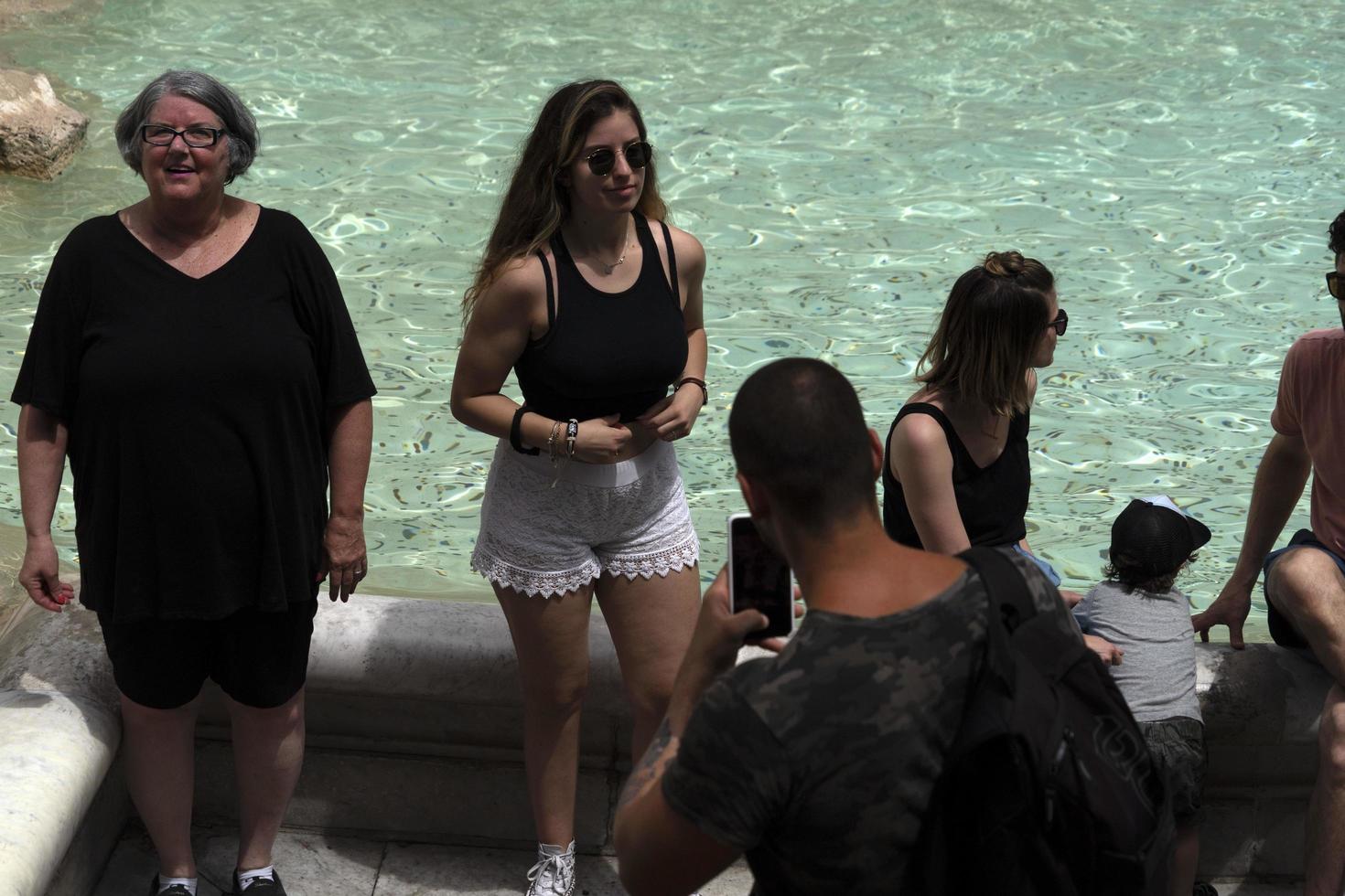 Rome, Italië - juni 15 2019 - toerist nemen selfie Bij fontana di Trevi fontein foto