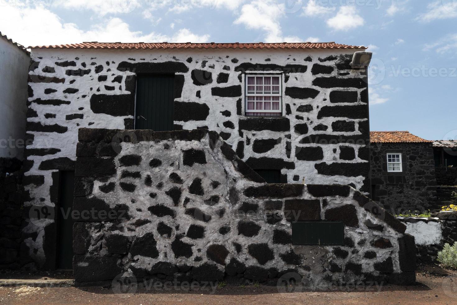 lajido dorp pico eiland azoren zwart lava huizen rood ramen foto