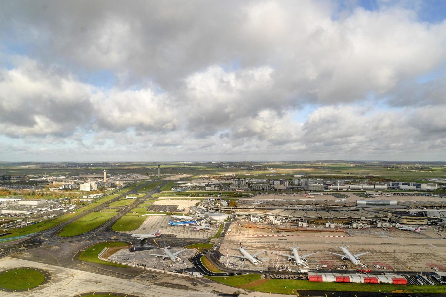 Parijs, Frankrijk - november 7 2019 - Parijs luchthaven cdg landen en bezig met laden lading en passagier foto