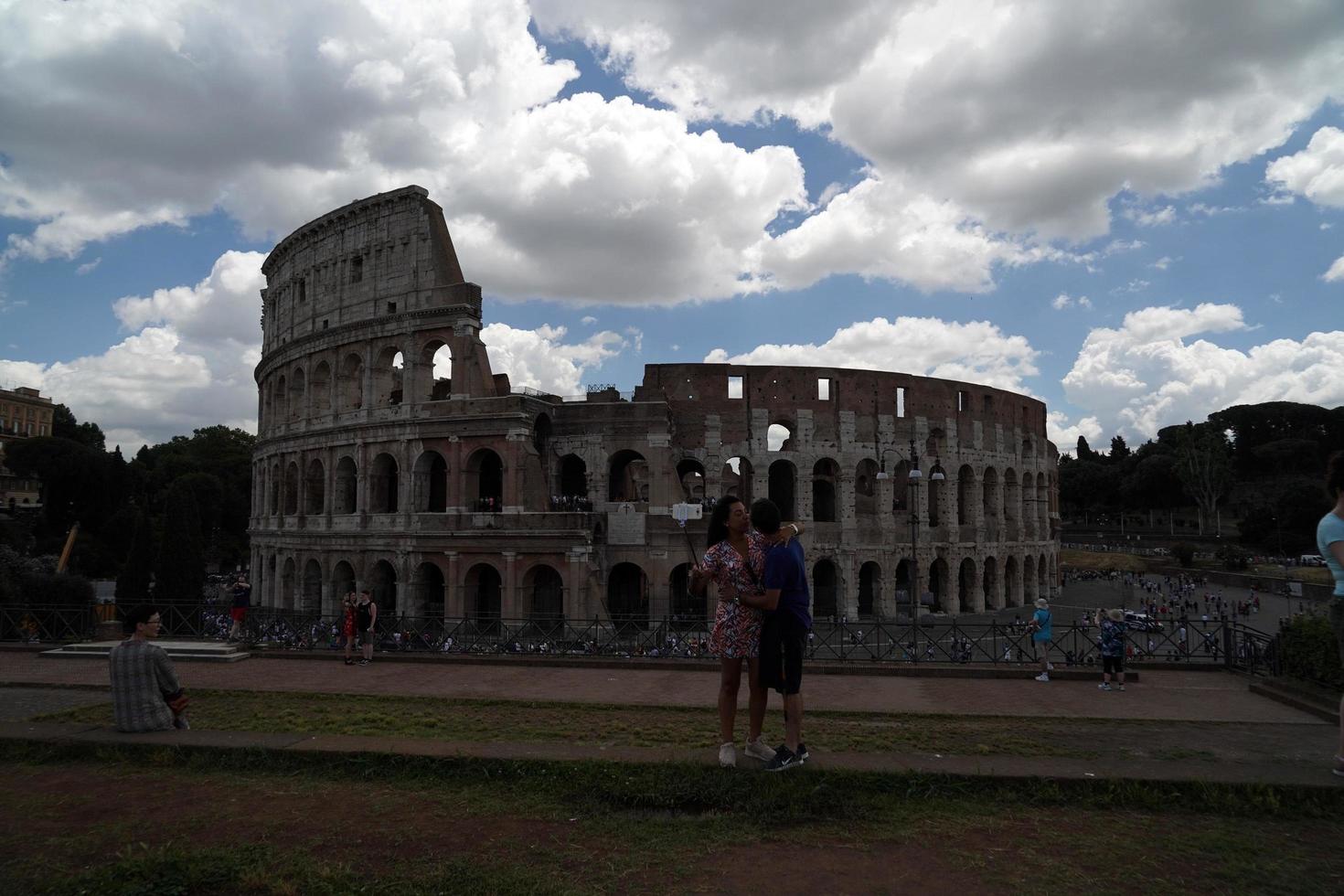 Rome, Italië - juni 10 2018 - toeristen nemen afbeeldingen en selfies Bij colosseo foto