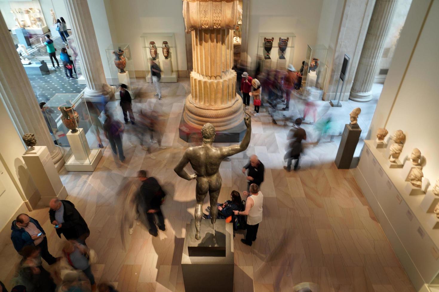 nieuw york, Verenigde Staten van Amerika - mei 27 2018 - bezoekers Bij leerde kennen grootstedelijk museum van kunsten foto