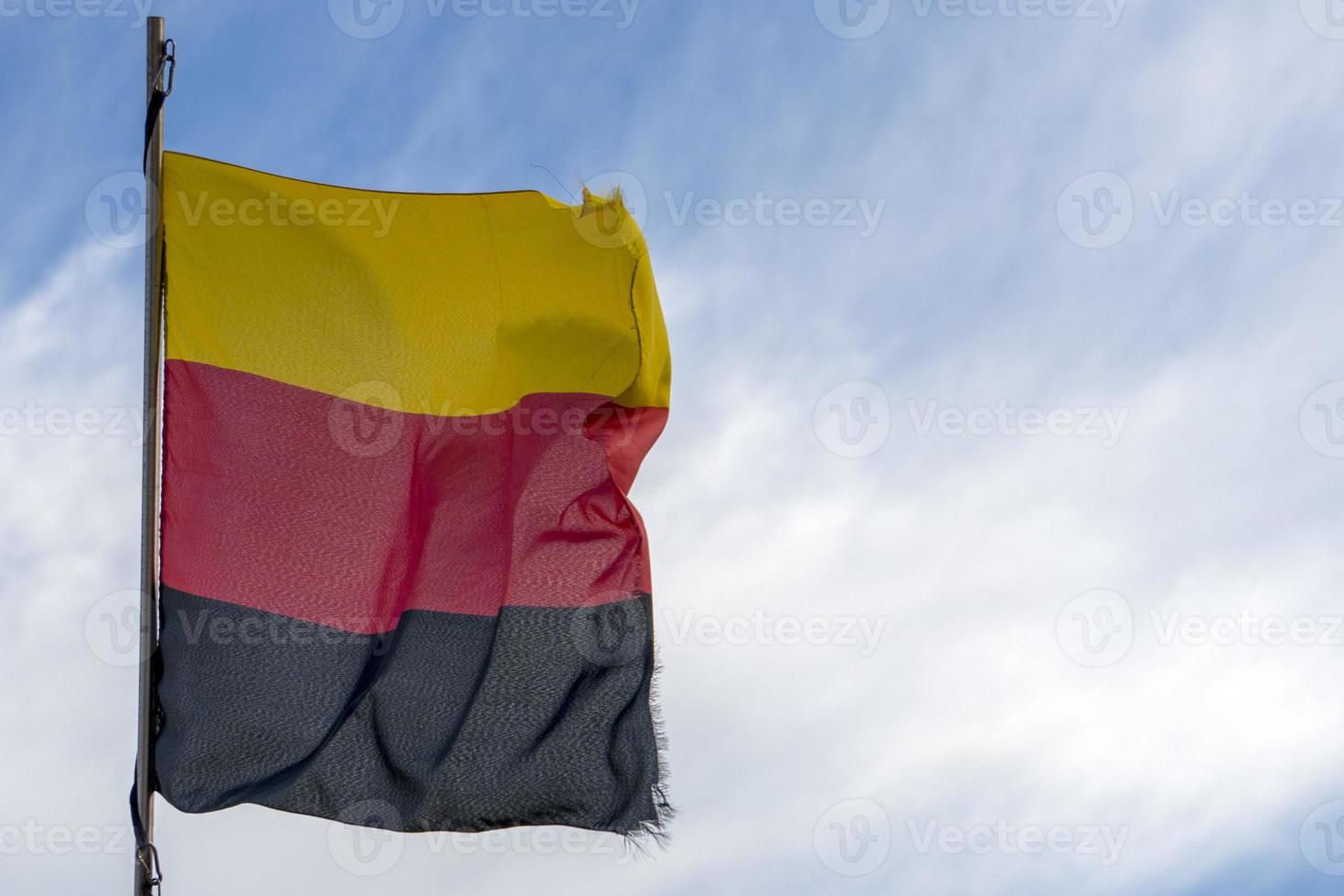 Duitsland vlag golvend Aan blauw lucht foto