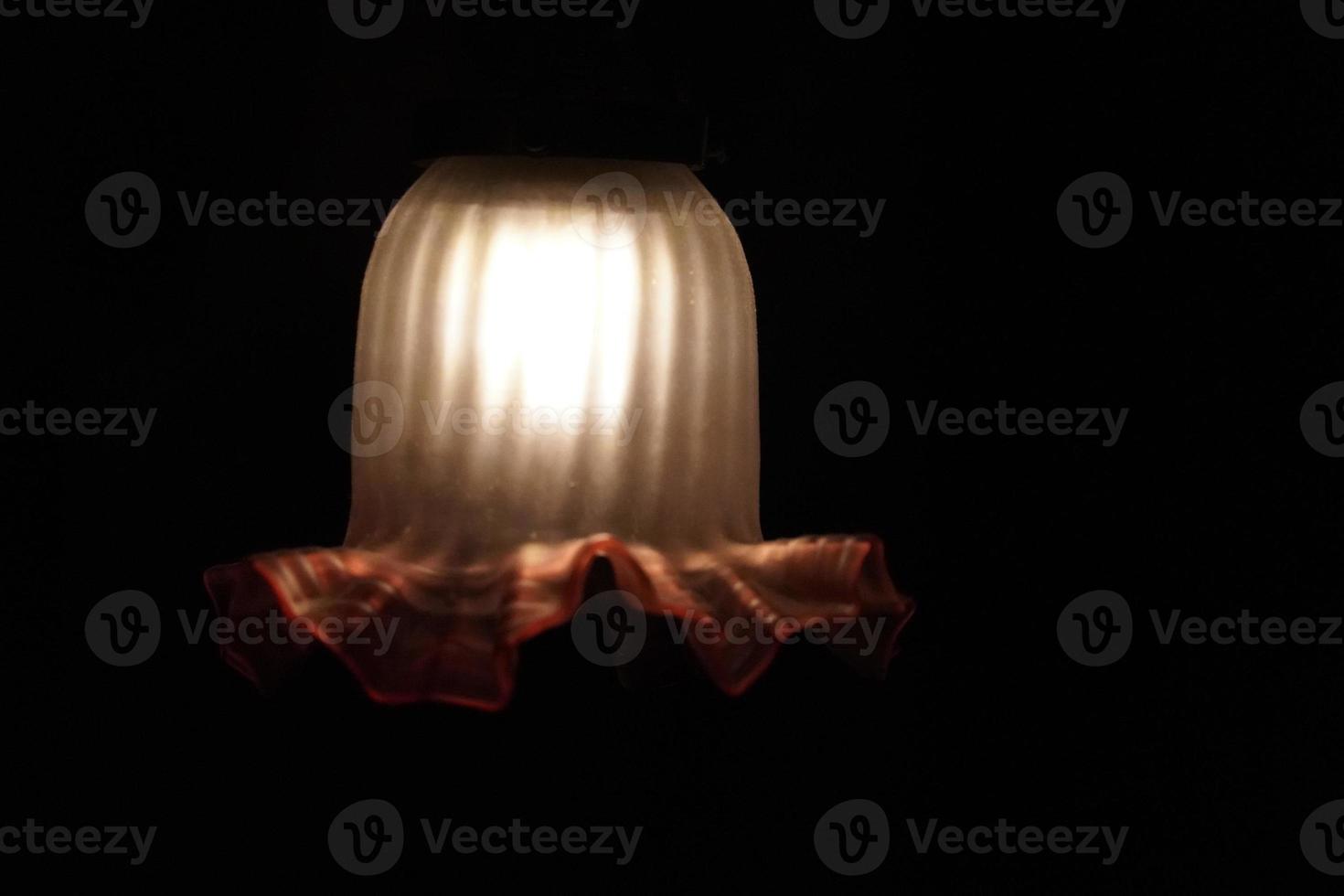 oud vrijheid lamp geïsoleerd Aan zwart foto