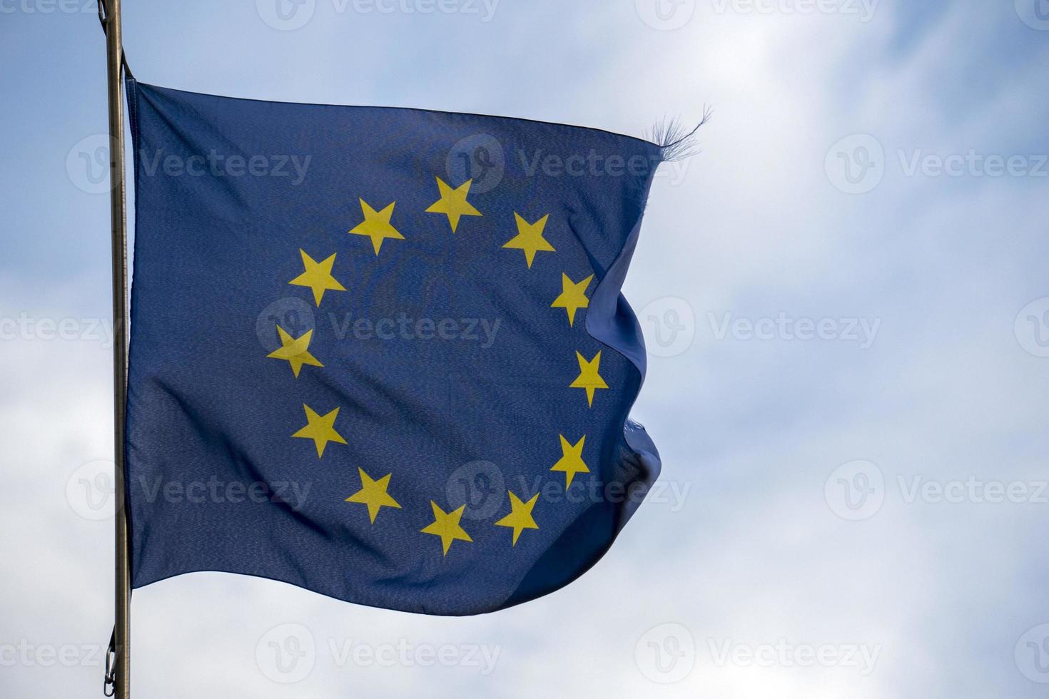 Europese golvend blauw vlag in Rome foto