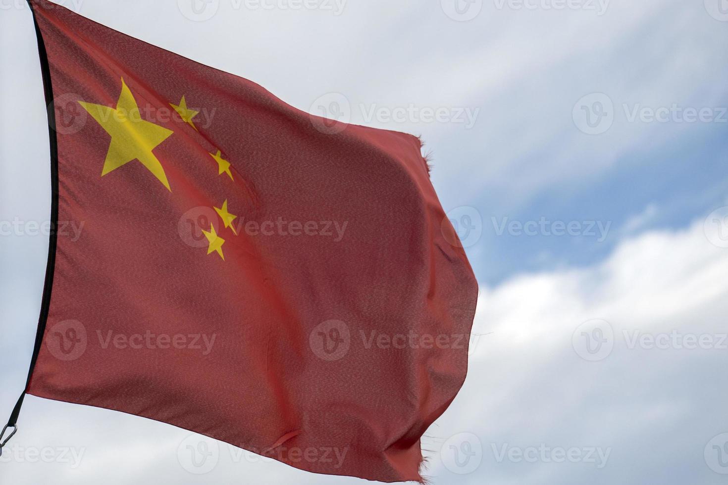 golvend Chinese vlag rood achtergrond en geel sterren foto