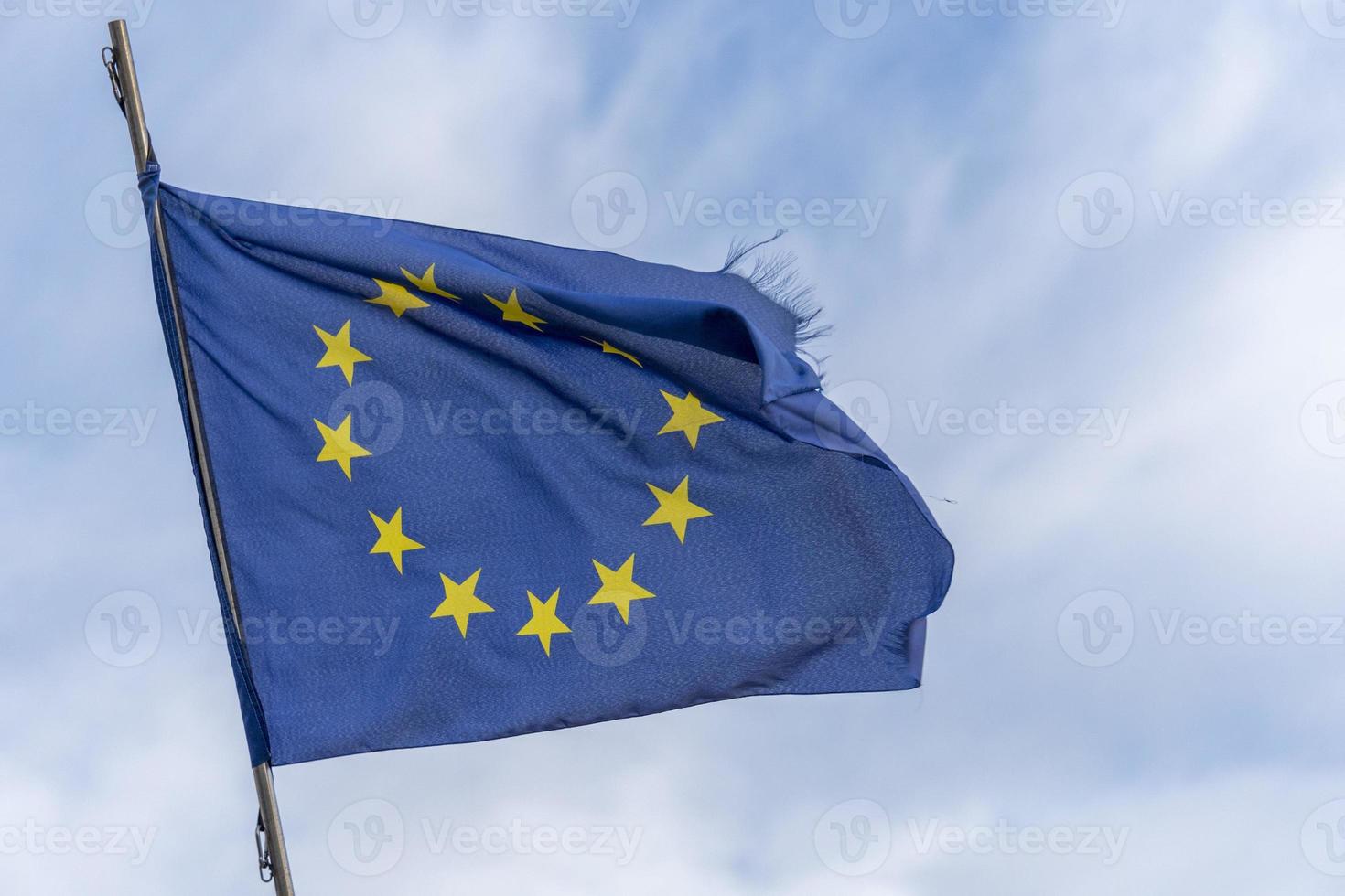 Europese golvend blauw vlag in Rome foto