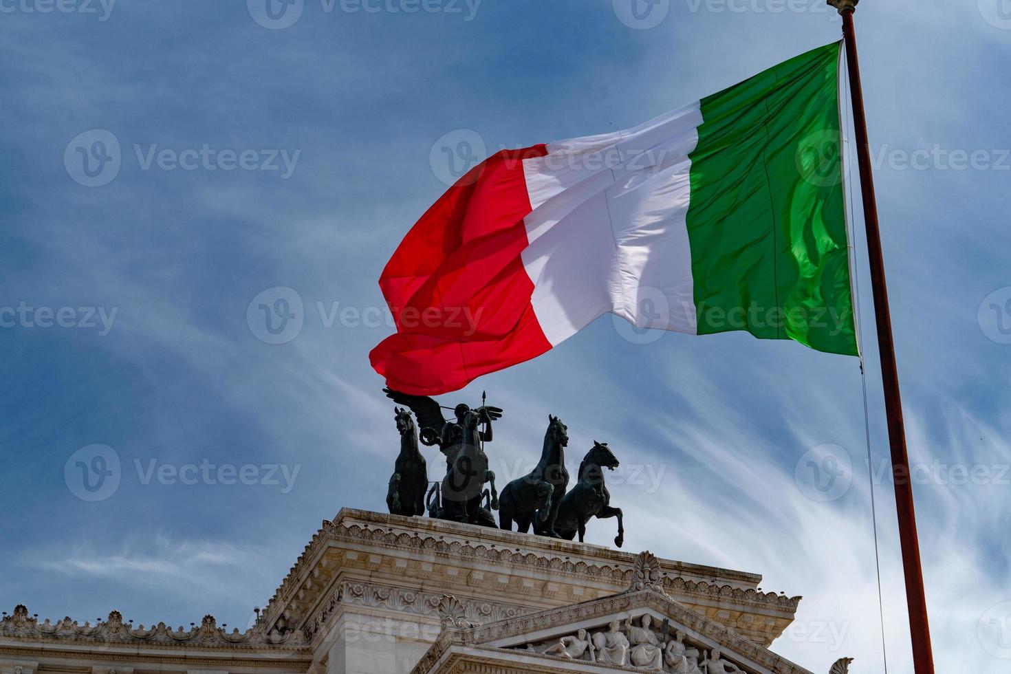 Italiaans vlag van Italië groen wit en rood in Rome foto