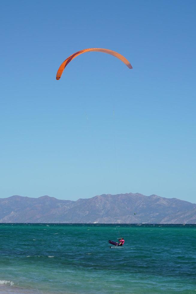 la ventilatie, Mexico - februari 16 2020 - vlieger surfen Aan de winderig strand foto