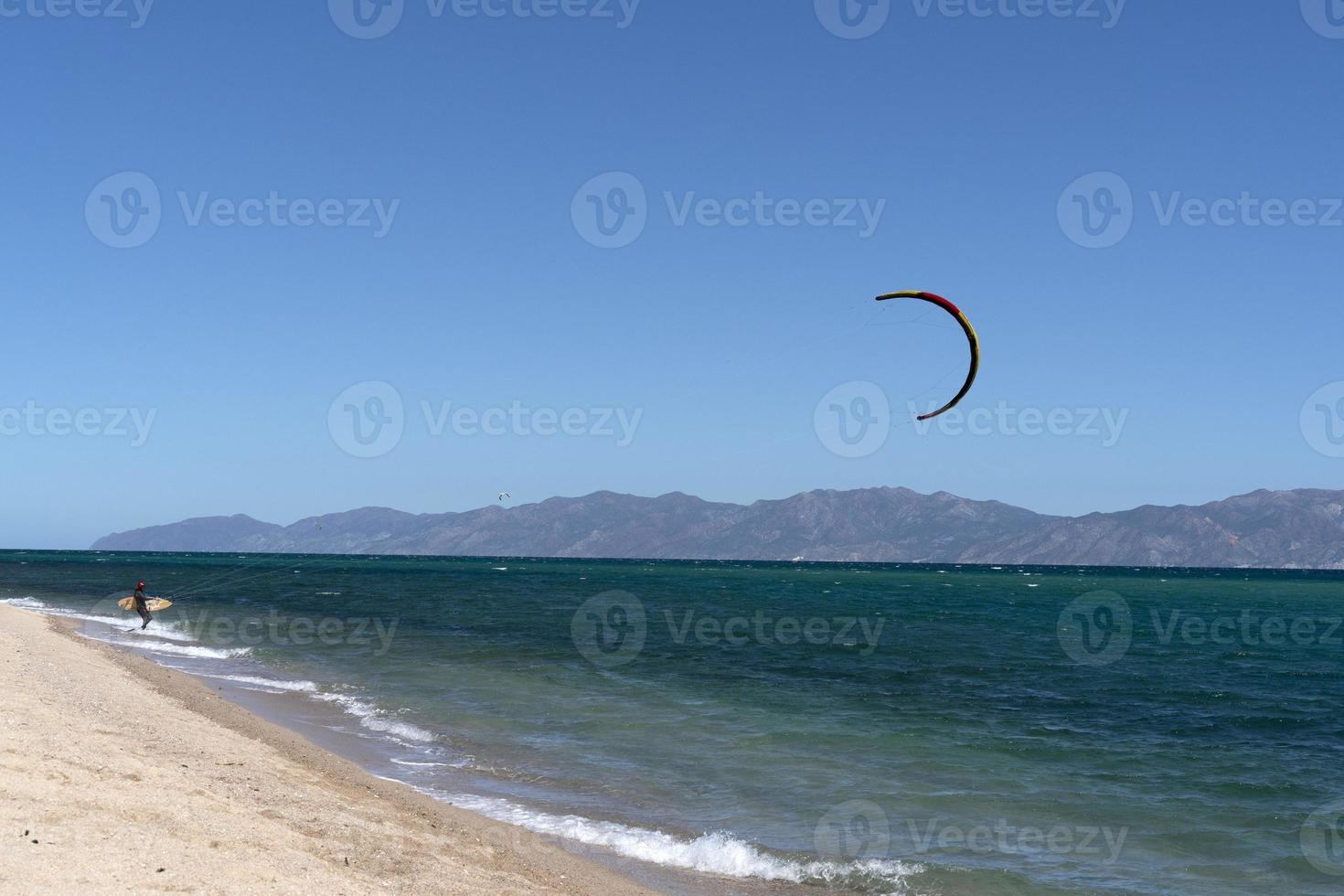 la ventilatie, Mexico - februari 16 2020 - vlieger surfen Aan de winderig strand foto