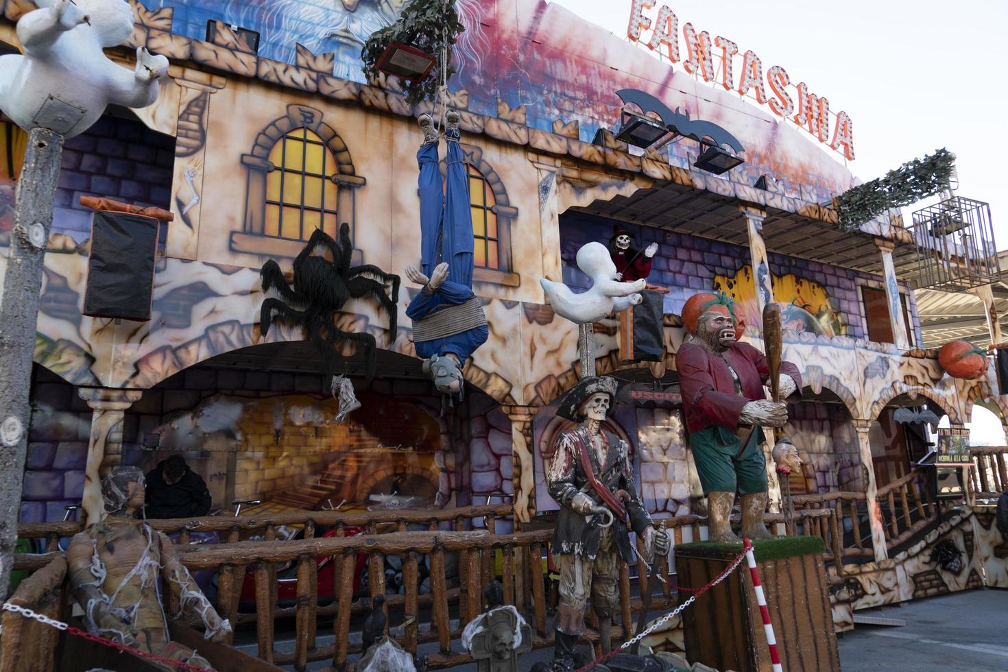 Genua, Italië - december, 9 2018 - traditioneel Kerstmis luna park pret eerlijk is geopend foto