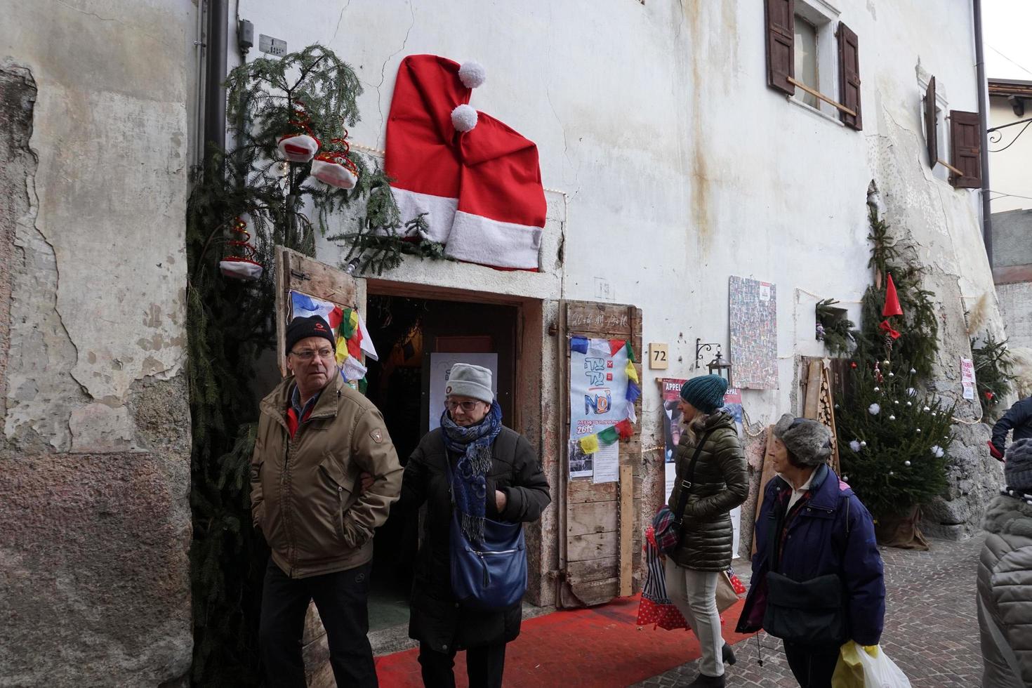 rango, Italië - december 8, 2017 - mensen Bij traditioneel Kerstmis markt foto