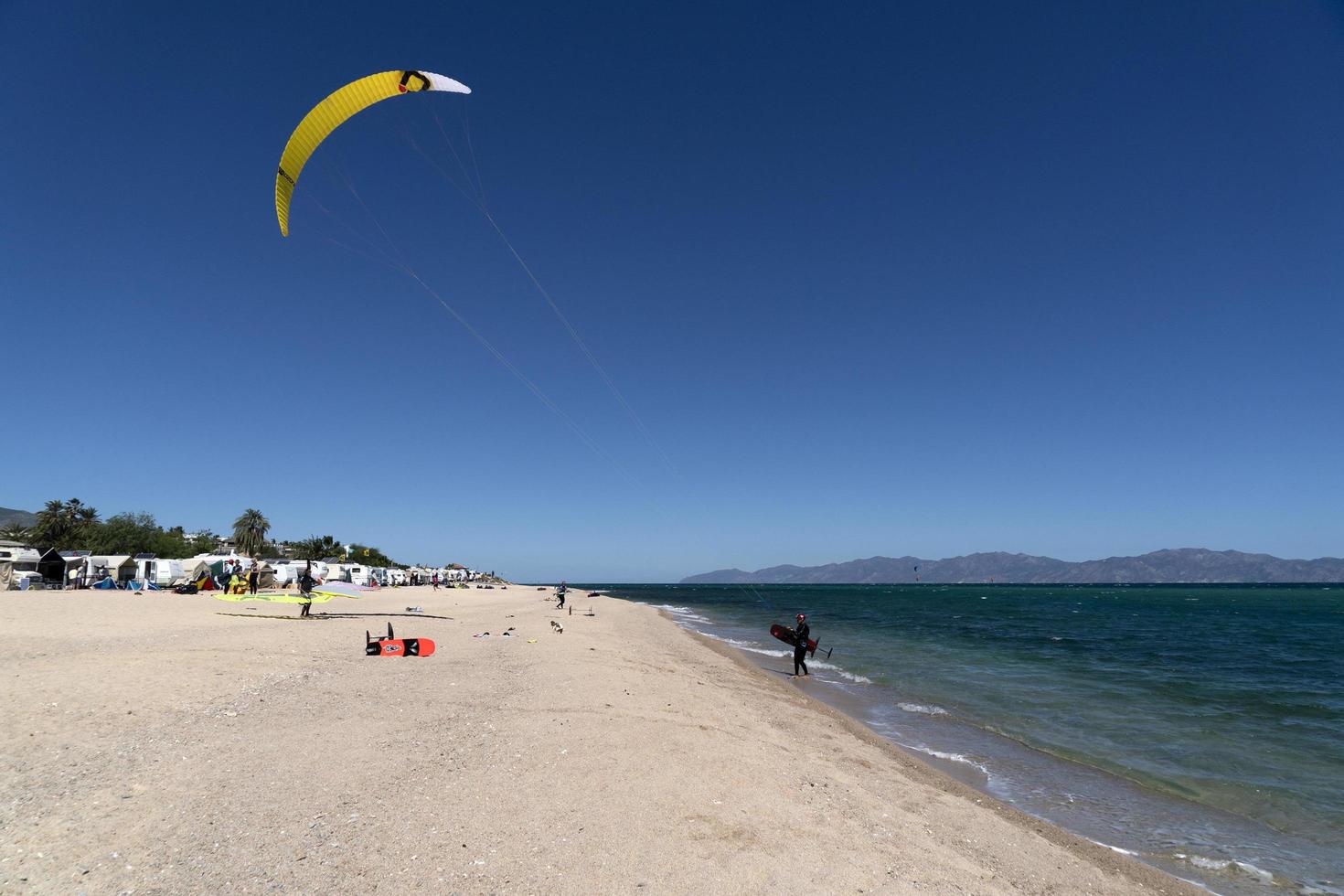 la ventilatie, Mexico - februari 16 2020 - vlieger surfen Aan de winderig strand foto