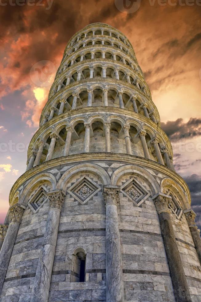 Pisa leunend toren dichtbij omhoog detail visie Bij zonsondergang foto