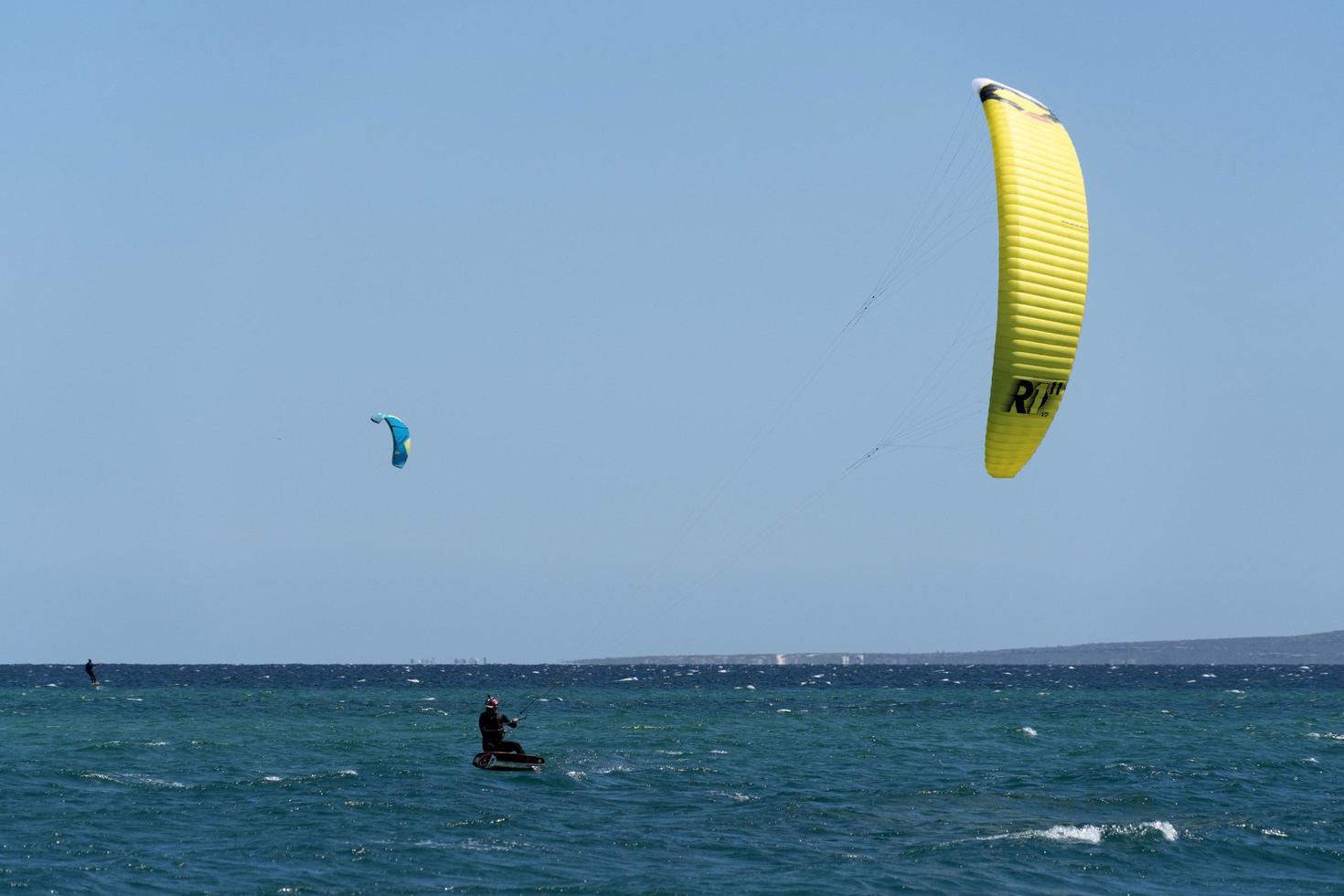 la ventilatie, Mexico - februari 16 2020 - vlieger surfen Aan de winderig strand foto