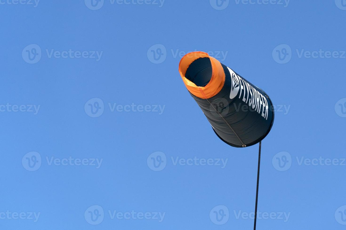 la ventilatie, Mexico - februari 16 2020 - vlieger surfen Aan de winderig strand foto