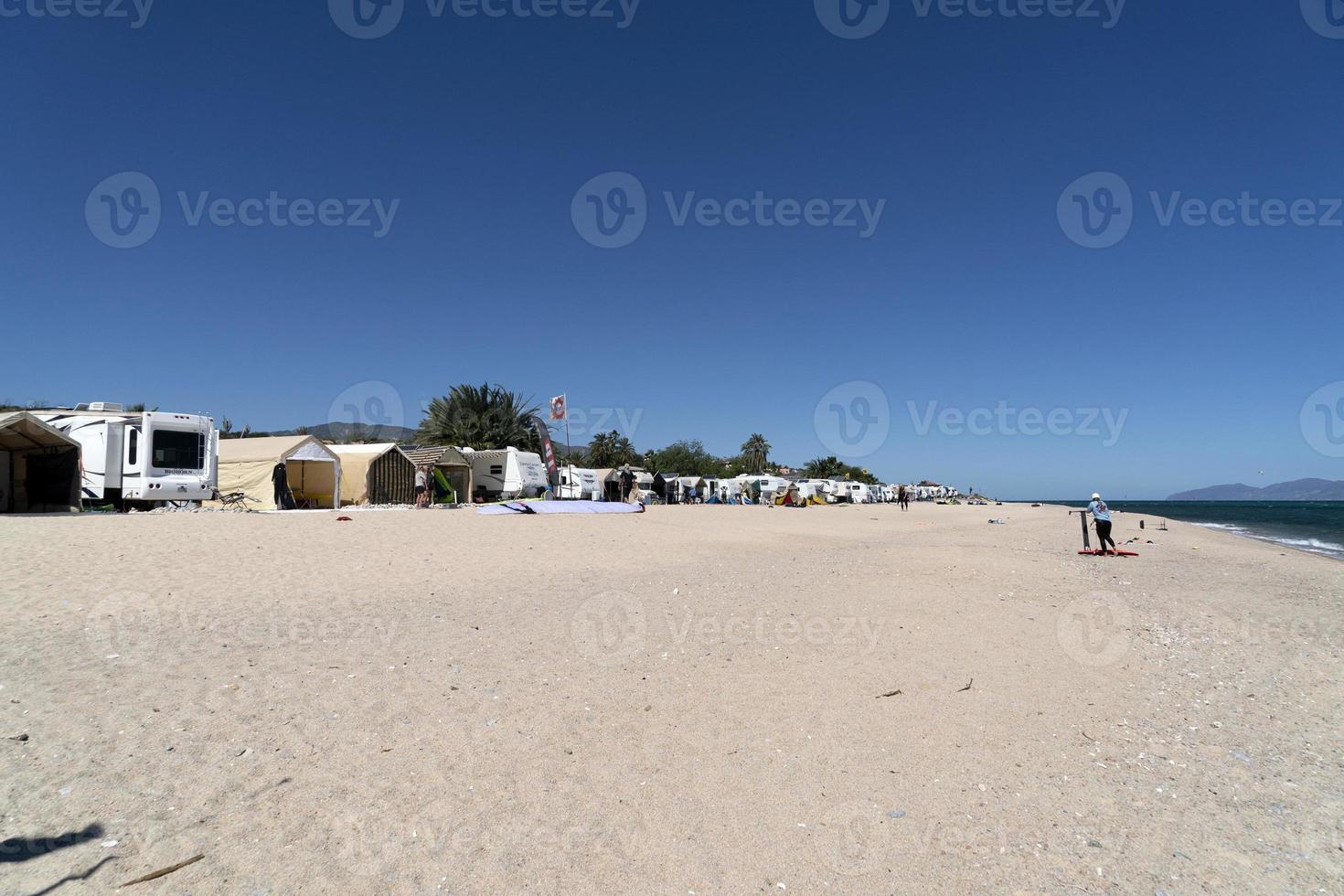 la ventilatie, Mexico - februari 16 2020 - vlieger surfen Aan de winderig strand foto